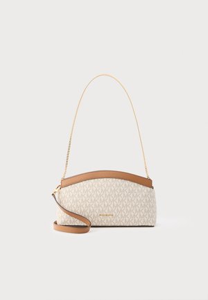 Mala bež i smeđa torba na rame Michael Kors sa zlatnim lancem kao remenom i uzorkom s MK logotipom po cijeloj površini.