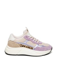 Sneakers con una combinazione di rete beige, suede lavanda e dettagli argentati; caratterizzati da un design con stampa leopardata sul lato e una suola bianca.