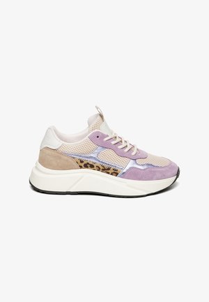 Sneakers con una combinazione di rete beige, suede lavanda e dettagli argentati; caratterizzati da un design con stampa leopardata sul lato e una suola bianca.