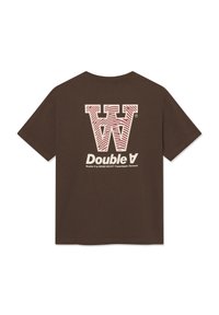 Camiseta de algodón marrón con un gran logo gráfico en blanco y burdeos de "W W" con diseño a rayas y el texto "Double A" debajo.