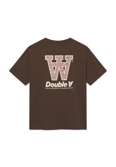 T-shirt en coton marron avec un grand logo graphique blanc et bordeaux "W W" au design rayé et le texte "Double A" en dessous.