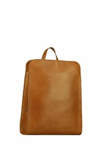 Sac à dos en cuir tan avec une texture lisse, forme rectangulaire slim, poignée supérieure et détail de fermeture éclair sur le côté. Logo embossé sur le devant.