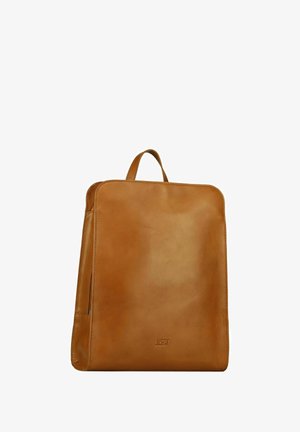 Sac à dos en cuir tan avec une texture lisse, forme rectangulaire slim, poignée supérieure et détail de fermeture éclair sur le côté. Logo embossé sur le devant.