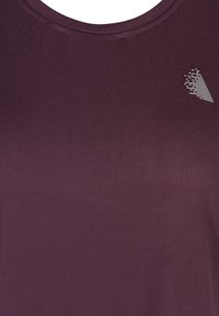 Bordowa dopasowana koszulka z okrągłym dekoltem. Ma subtelny graficzny akcent w białym kolorze. Gładka tekstura i elastyczny materiał.