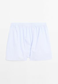 Pantaloni corti in cotone azzurro chiaro con vita elastica. Il design presenta una vestibilità comoda e senza tasche, con una texture liscia.