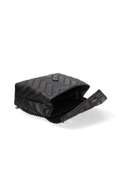 Zwarte gequilt leren tas met chevronpatroon, bovenste ritssluiting en schakeldetail. Interieur is gevoerd met een zachte stof. Geopend uitzicht.