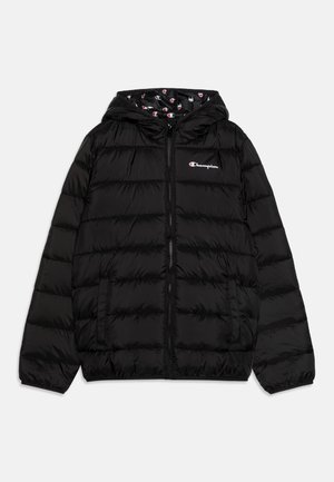 Sort vatteret dynejakke med hætte, lynlås foran, sidelommer og Champion-logo på brystet; hættens indvendige side har et gentaget logomønster.