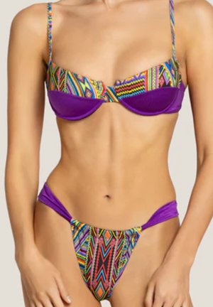 Bikini viola con top stampato caratterizzato da design geometrici in colori vivaci e slip a vita bassa abbinati con accenti simili.