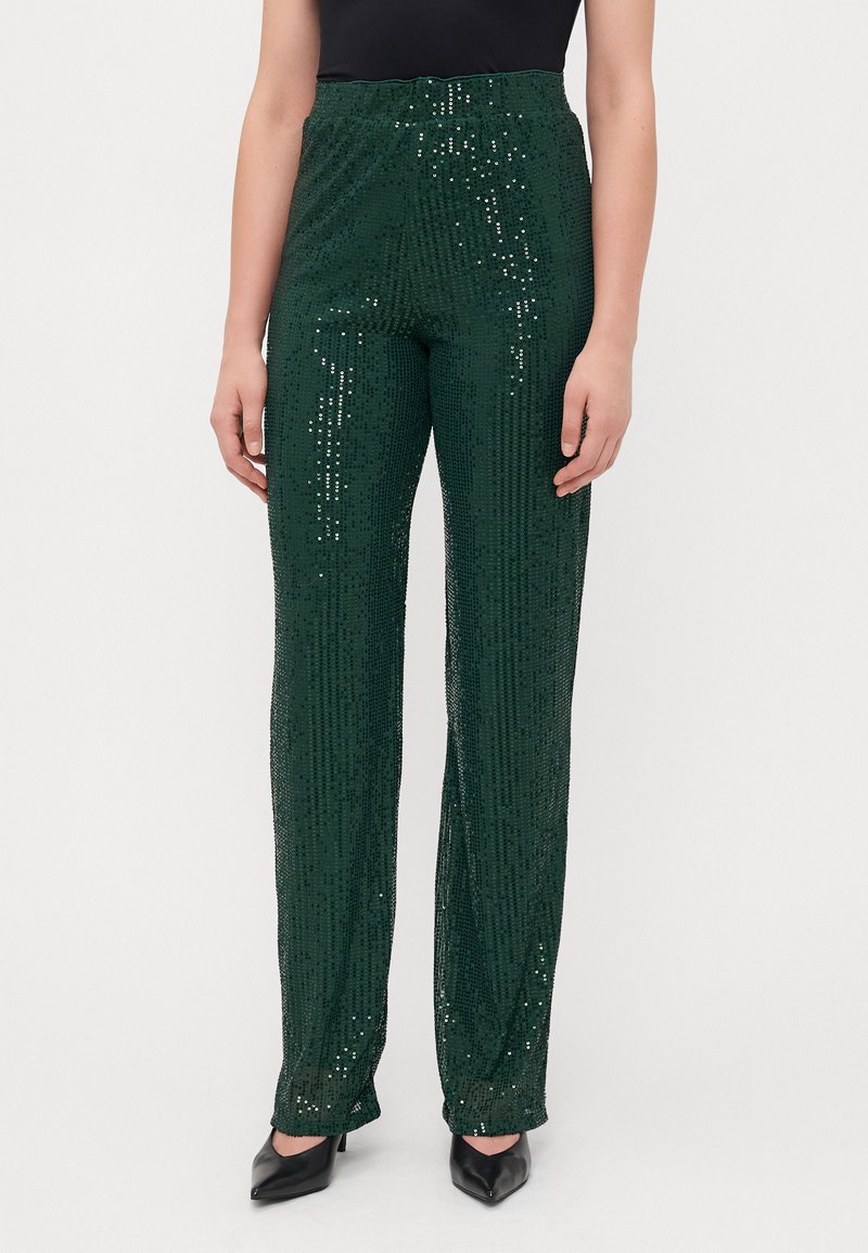 Rohelised sädelevad püksid otse säärekujundusega ja elastse vöökohaga. Kangas on tekstuurse pinnaga ja säravad aktsendid.