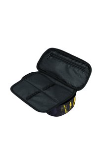 Schwarze, mit Reißverschluss verschlossene Tasche mit offenem Design. Sie verfügt über Innentaschen, ein glattes, strukturiertes Futter und ein farbenfrohes, gemustertes Äußeres.