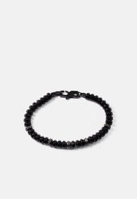 Pulseira de contas pretas com formas geométricas e detalhes metálicos em tom prateado contrastante, fechada com um fecho preto.