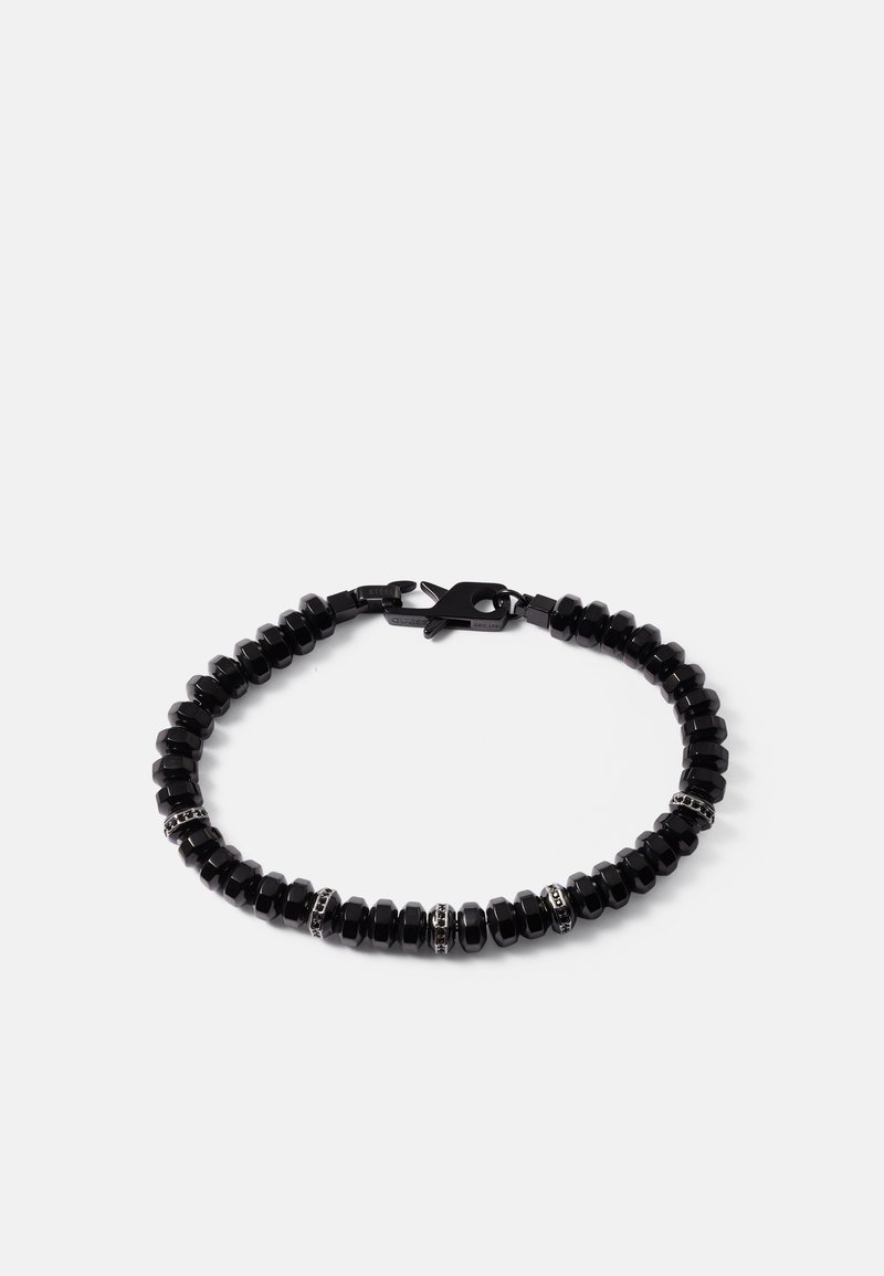 Pulseira de contas pretas com formas geométricas e detalhes metálicos em tom prateado contrastante, fechada com um fecho preto.