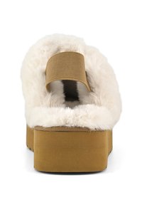 Sandale à glissière en fausse fourrure avec une bande élastique beige, une semelle épaisse et un dessus blanc duveteux. Design décontracté sans dos.