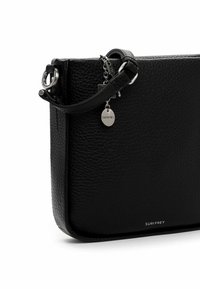 Borsa in pelle nera con superficie texturizzata, dotata di una tracolla rimovibile, accessori in argento e un charm con logo attaccato.