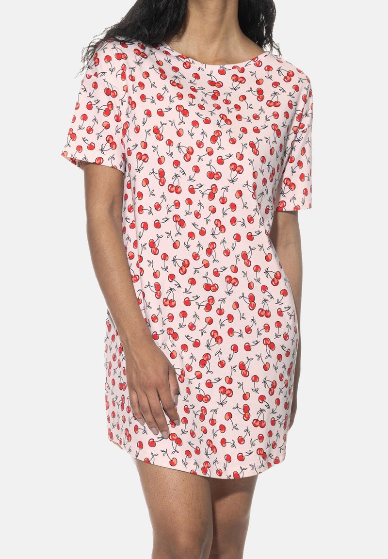 Kortærmet kjole i lys rosa bomuld, med et kirsebærmønster i rød og grøn, løs pasform og rund halsudskæring.