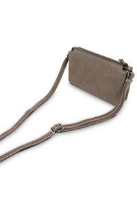 Bolso cruzado de cuero gris con un acabado texturizado, cierre de cremallera y una correa ajustable con detalles de costura blanca en contraste.