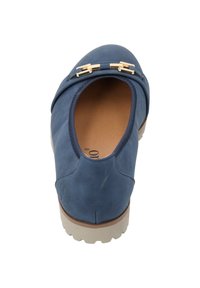 Zapato de ante azul con punta redondeada, detalle en dorado y suela blanca texturizada, presentando un acabado limpio y suave sin patrones.