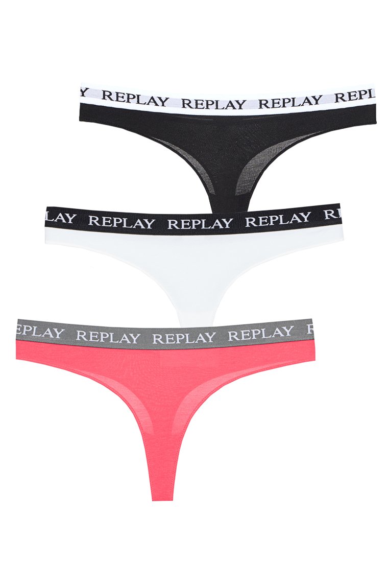 Trois culottes en thong pour femmes en noir, blanc et rose avec des ceintures élastiques portant le nom de la marque "REPLAY" en couleurs contrastées.