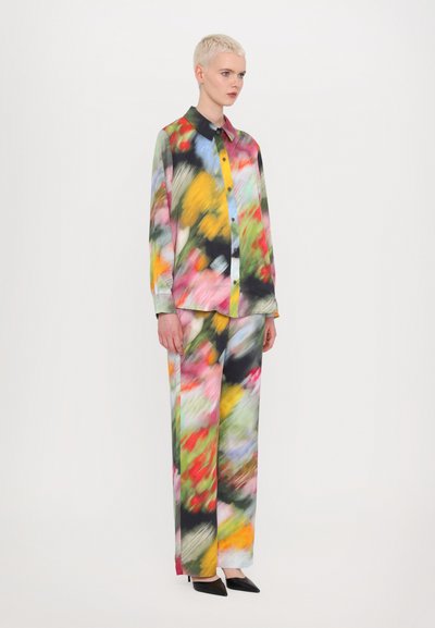 Ensemble léger comprenant une chemise et un pantalon à imprimé abstrait coloré ; doté d'un col noir et de boutons, avec une silhouette ample.