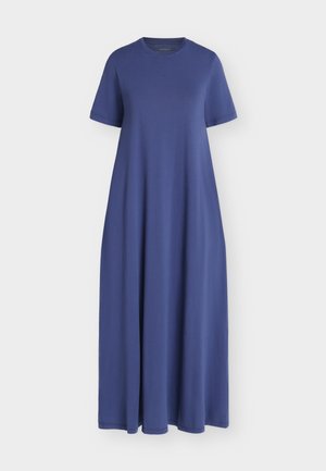 Vestito blu, maniche corte, lungo fino a terra, con scollo rotondo e vestibilità ampia e fluida su sfondo semplice.