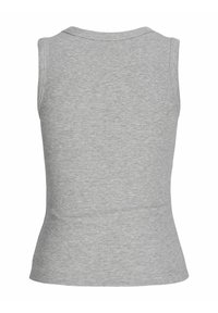 Top in cotone grigio a costine con un design aderente, scollatura rotonda e spalle senza maniche. Presenta una texture liscia e una finitura morbida.