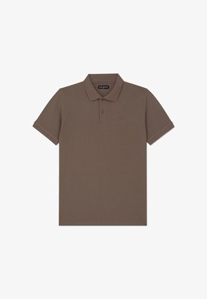 Brązowa koszulka polo z krótkim rękawem, kołnierzykiem i dwoma guzikami na plisie, rozłożona płasko na białym tle.