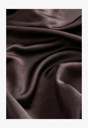 Mørkebrunt stof med en glat, silkeagtig tekstur, der viser draperede folder og en subtil glans, som fremhæver et fint, vævet mønster.