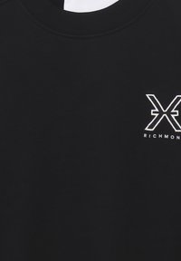 Felpa nera realizzata in tessuto morbido; collo a coste; presenta un logo geometrico bianco sul lato sinistro del petto con la parola "RICHMOND."