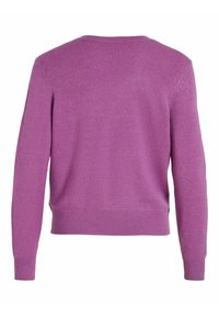 Fialový pletený svetr s kulatým výstřihem, žebrovanými manžetami a lemem. Látka je hladká, středně silná, vhodná na vrstvení.