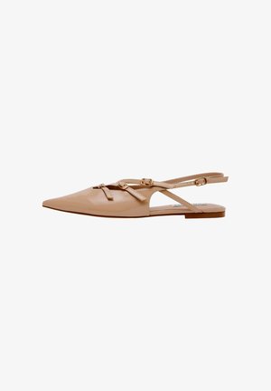 Ballerines slingback en cuir vernis beige avec un bout pointu, dotées de brides croisées et de boucles dorées. Semelle plate et design minimaliste.