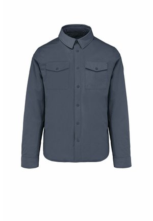 Camicia grigio scuro a maniche lunghe con bottoni, due tasche sul petto con pattine abbottonate e colletto appuntito.