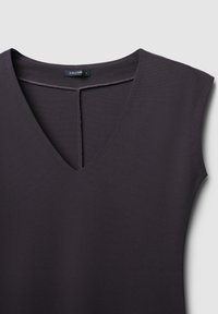 Dunkellila ärmelloses Top mit V-Ausschnitt und dezenten Nähdetails entlang der Kanten. Aus glattem, elastischem Material gefertigt.