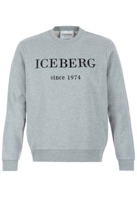 Sudadera gris de tela suave. Cuenta con un cuello redondo y mangas largas. Texto negro "ICEBERG desde 1974" exhibido de manera prominente en el frontal.