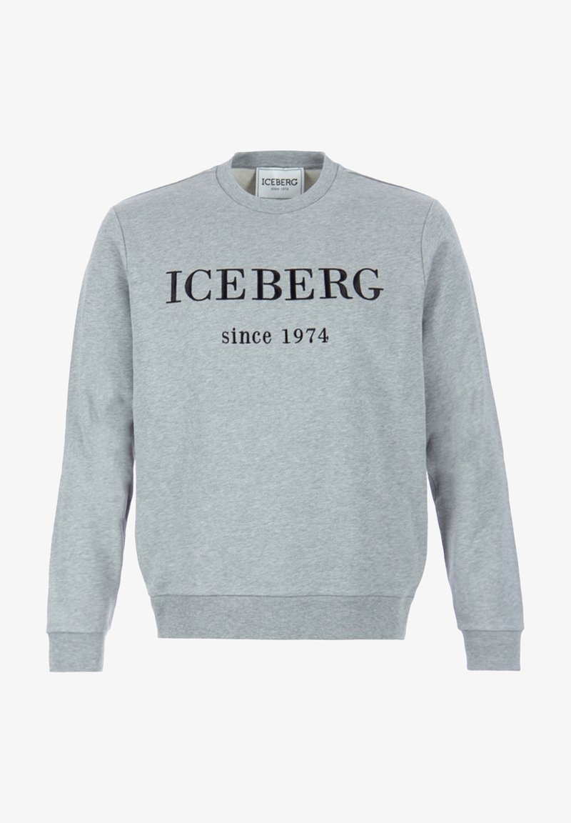 Sudadera gris de tela suave. Cuenta con un cuello redondo y mangas largas. Texto negro "ICEBERG desde 1974" exhibido de manera prominente en el frontal.