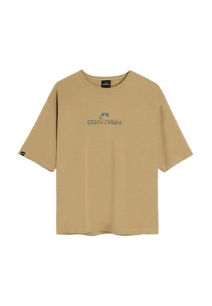 Beżowy, krótki rękaw T-shirt z okrągłym dekoltem, z nadrukowanym na piersi napisem "COALITION" i logo w wyblakłej szarości.