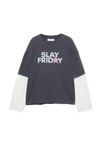 Mørkegrå langærmet bomulds skjorte med teksten "SLAY FRIDAY" i lyseblå og pink med en pink stjerneaccent. Lagde hvide ærmer.