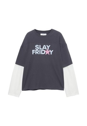 Musta harmaa pitkähihainen puuvillapaita, jossa on teksti "SLAY FRIDAY" vaaleansinisellä ja vaaleanpunaisella värillä sekä vaaleanpunainen tähtiakseli. Kerrokselliset valkoiset hiharat.