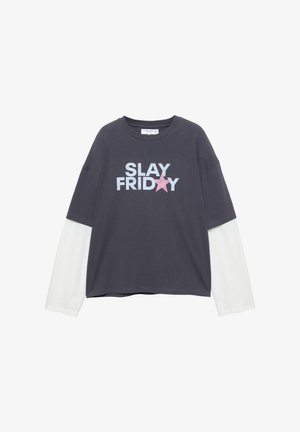 Cămașă din bumbac gri închis, cu mâneci lungi, având textul "SLAY FRIDAY" în albastru deschis și roz, cu o stea roz ca accent. Mâneci albe suprapuse.