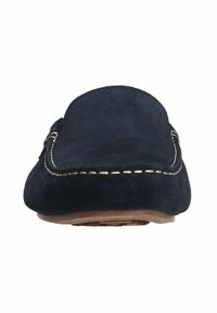 Marineblauwe suède loafers met een gestikte rand en een zachte textuur, voorzien van een ronde neus en platte zool. Eenvoudig ontwerp zonder hardware-accenten.