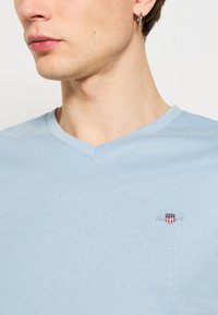 GANT SLIM SHIELD V NECK - Camiseta básica - hellblau
