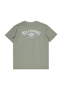 Oliven grønn bomull T-skjorte med en sentral lilla og blå grafisk tekstdesign på baksiden, merket "BILLABONG AUSTRALIA."