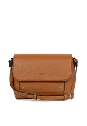 Bruine leren crossbodytas met voorflap, verstelbare riem, gouden gesp en kleine geperste merknaam op de gestructureerde oppervlak.