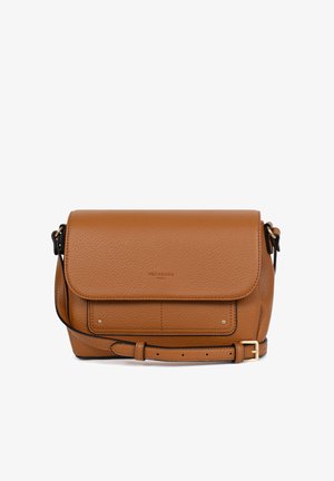 Sac bandoulière en cuir marron avec rabat avant, sangle ajustable, boucle en or et petit nom de la marque embossé sur une surface texturée.