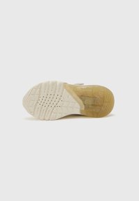 Witte sneaker zool met een gestructureerd ontwerp met hexagonale patronen, van rubbermateriaal en een doorzichtig gedeelte voor flexibiliteit.