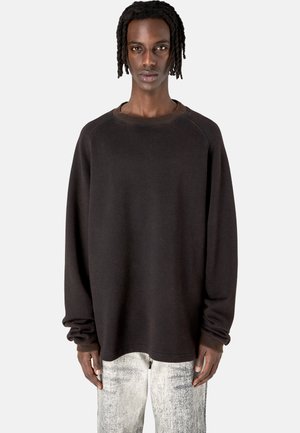 Zwarte oversized sweatshirt met een ronde hals en lange mouwen, gemaakt van zachte stof, met ribgebreide manchetten en een relaxte pasvorm.