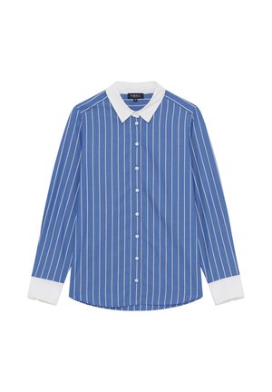 Chemise bleue à manches longues avec des rayures verticales blanches, col blanc, fermeture à boutons et poignets blancs. Tissu lisse avec une coupe ajustée.
