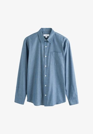 Chemise boutonnée en tissu bleu à rayures blanches verticales. Comprend un col, des manches longues et une poche poitrine. Texture lisse.