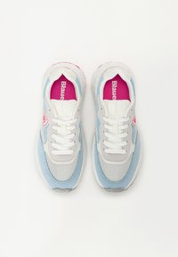 Witte en lichtblauwe sneakers van mesh en suede materialen. Voorzien van witte veters, roze binnenzolen en een logo-detail aan de zijkant.