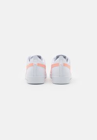 Puma SMASH - Sportcipő - white/apricot blush/black