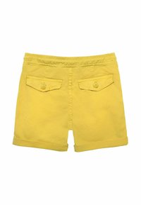 Gula bomullsshorts med rak front, upprullade fållar och två bakfickor med knappstängning. Slät textur, avslappnad design.